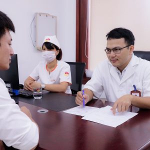 bác sĩ tư vấn cho khách hàng nam