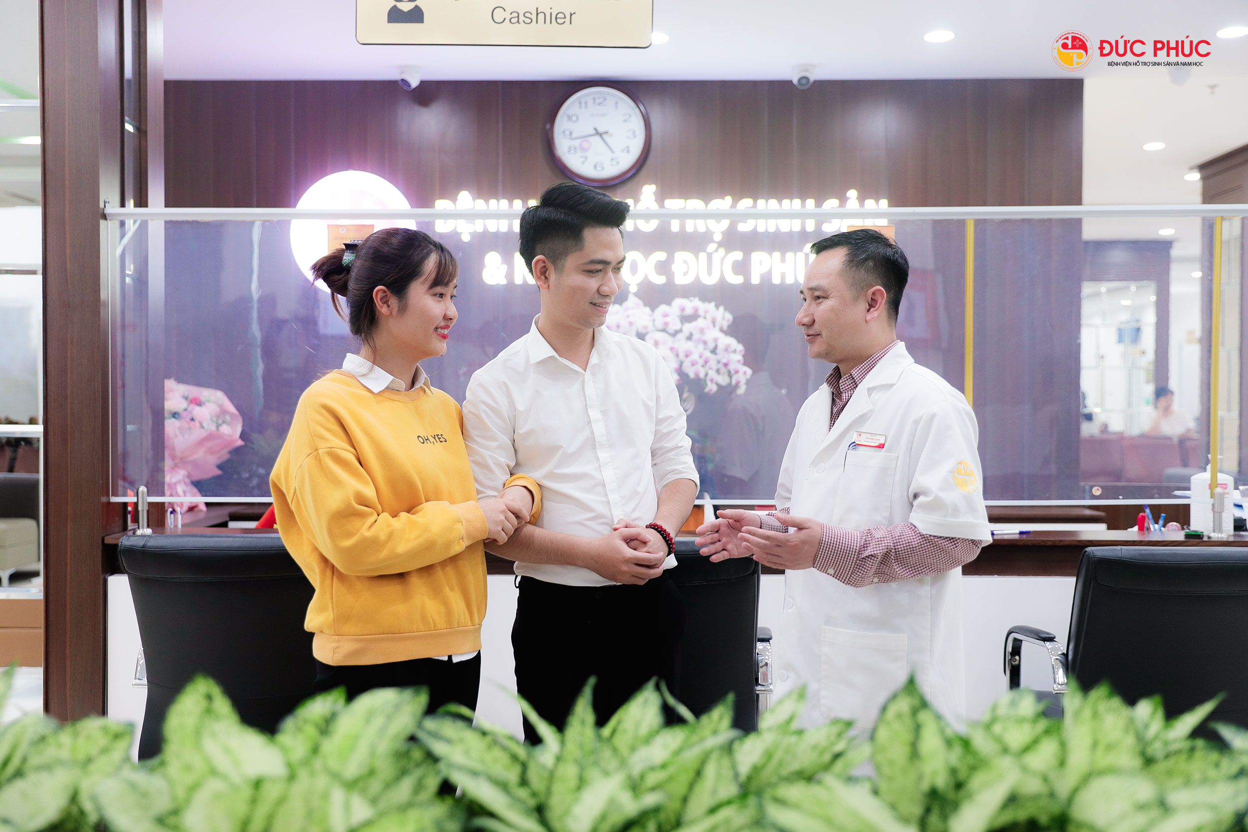 Bác sĩ Giang tư vấn cho một cặp vợ chồng