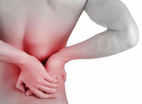 Đau vùng lưng, mạn sườn là dấu hiệu nhận biết sỏi thận mà nam giới không nên bỏ qua