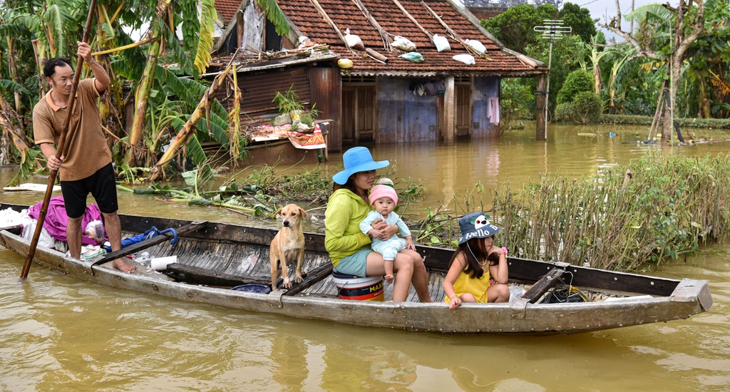 Miền Trung bão lũ