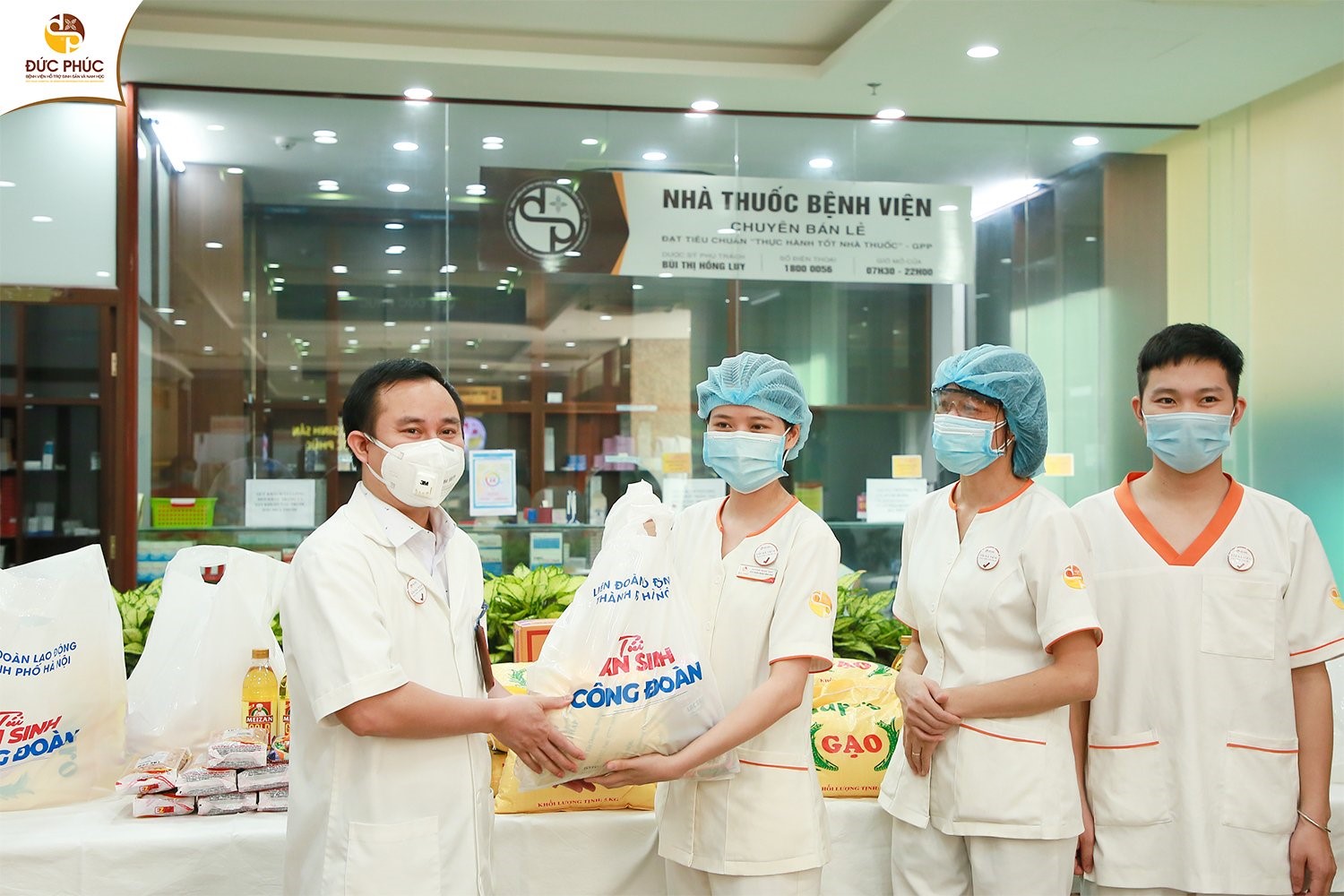 "Túi an sinh” ấm áp nghĩa tình, tấm lòng được gửi trao, yêu thương được chia sẻ, tình người vì thế mà càng thêm nồng ấm giữa mùa dịch Covid-19. 