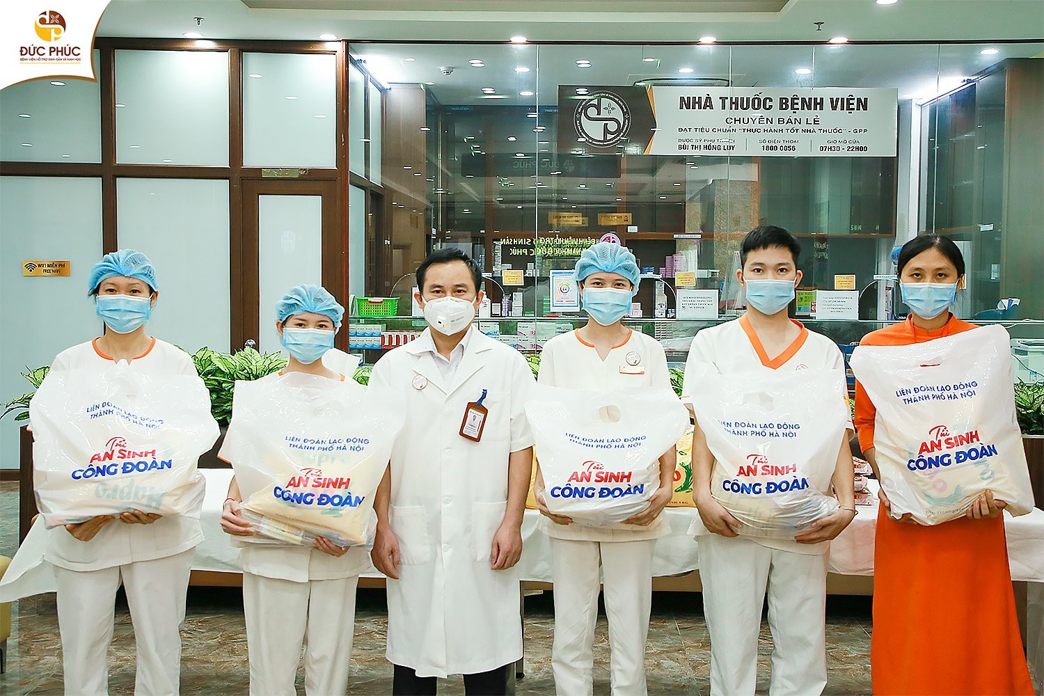 65 "Túi an sinh Công đoàn" được trao tân tay đến những cán bộ nhân viên có hoàn cảnh khó khăn, bị ảnh hưởng bởi dịch bệnh Covid-19