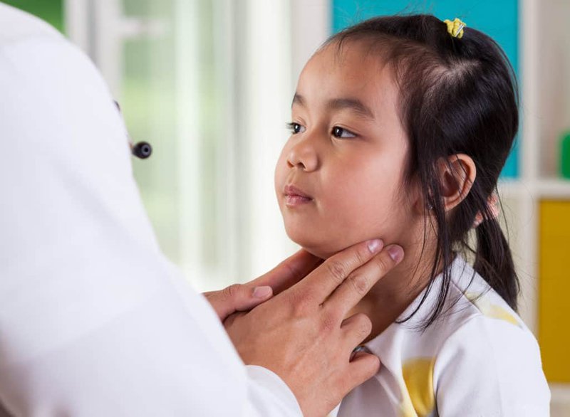 Khi phát hiện sớm bệnh quai bị, bạn nên đến cơ sở y tế gần nhất để thăm khám, điều trị kịp thời tránh các biến chứng nguy hiểm