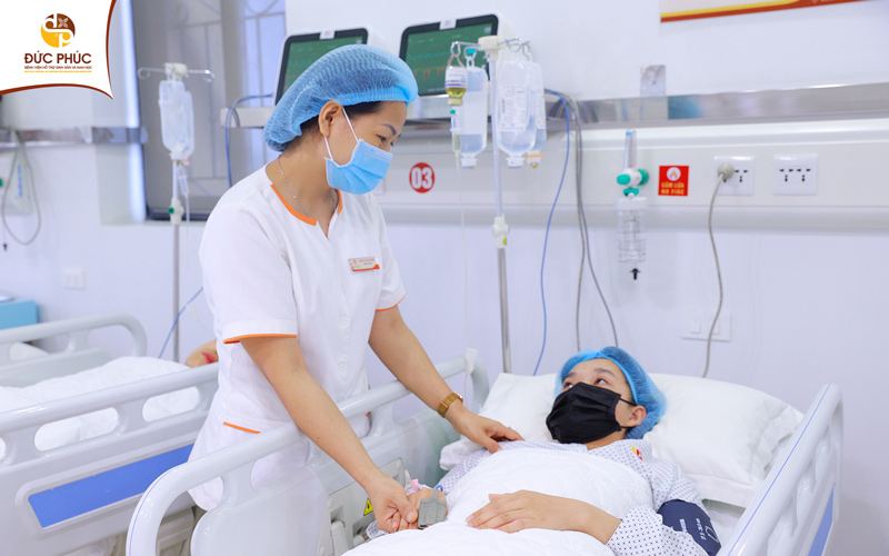 Đội ngũ y, bác sĩ làm việc chuyên nghiệp, nghiêm túc