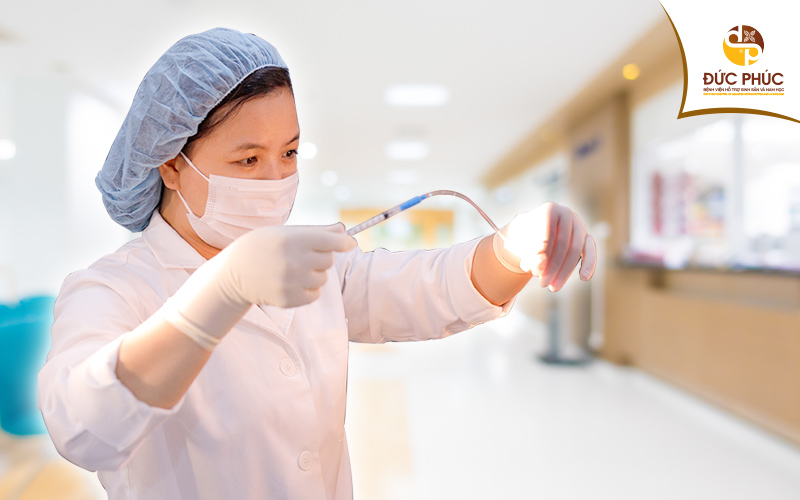 Bác sĩ đang tiến hành bơm tinh trùng vào buồng tử cung tại Bệnh viện Đức Phúc