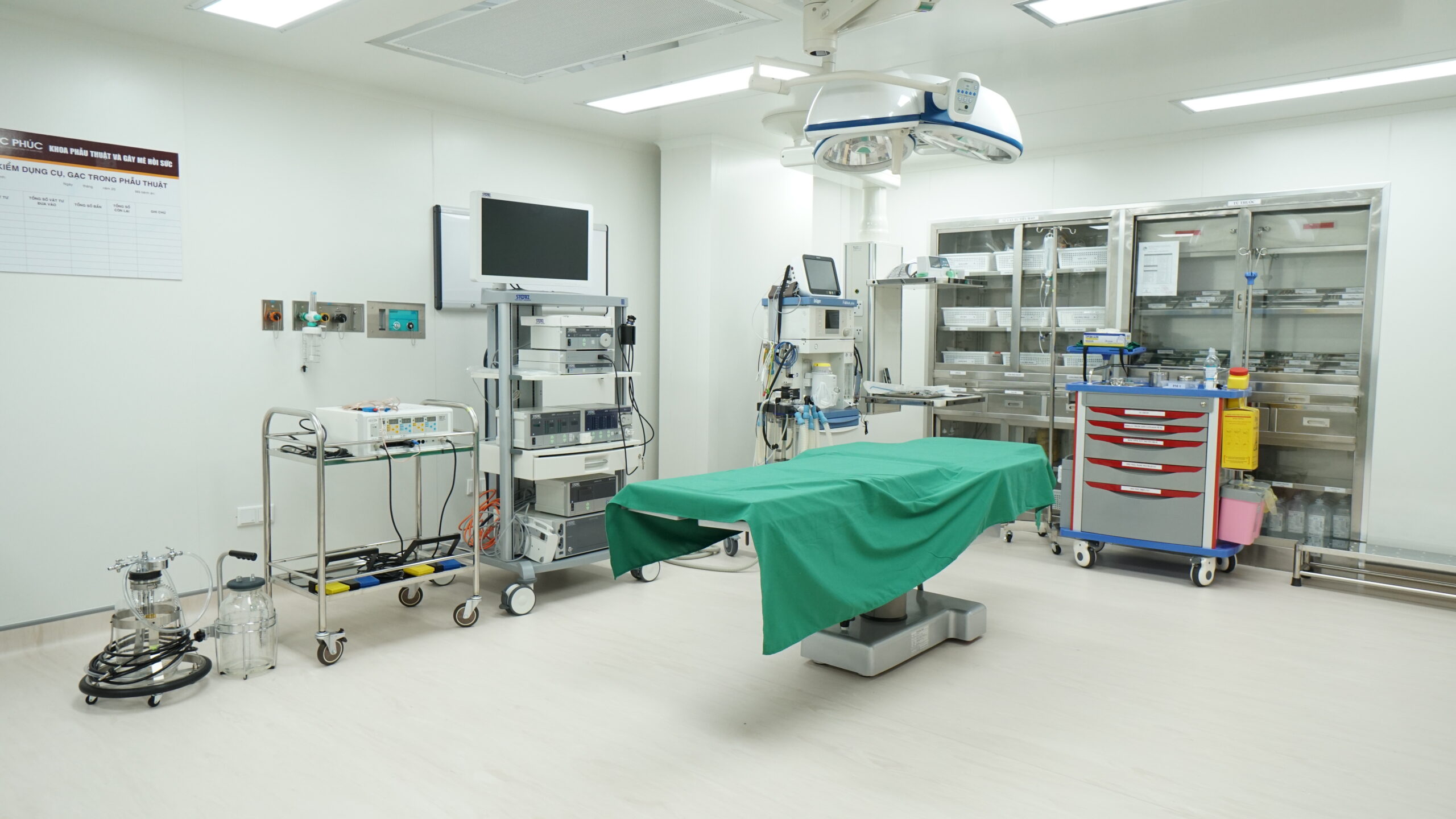 Trang thiết bị y tế được Đức Phúc đầu tư chú trọng hàng đầu, luôn đảm bảo kỹ thuật và sự vô khuẩn tuyệt đối 100%