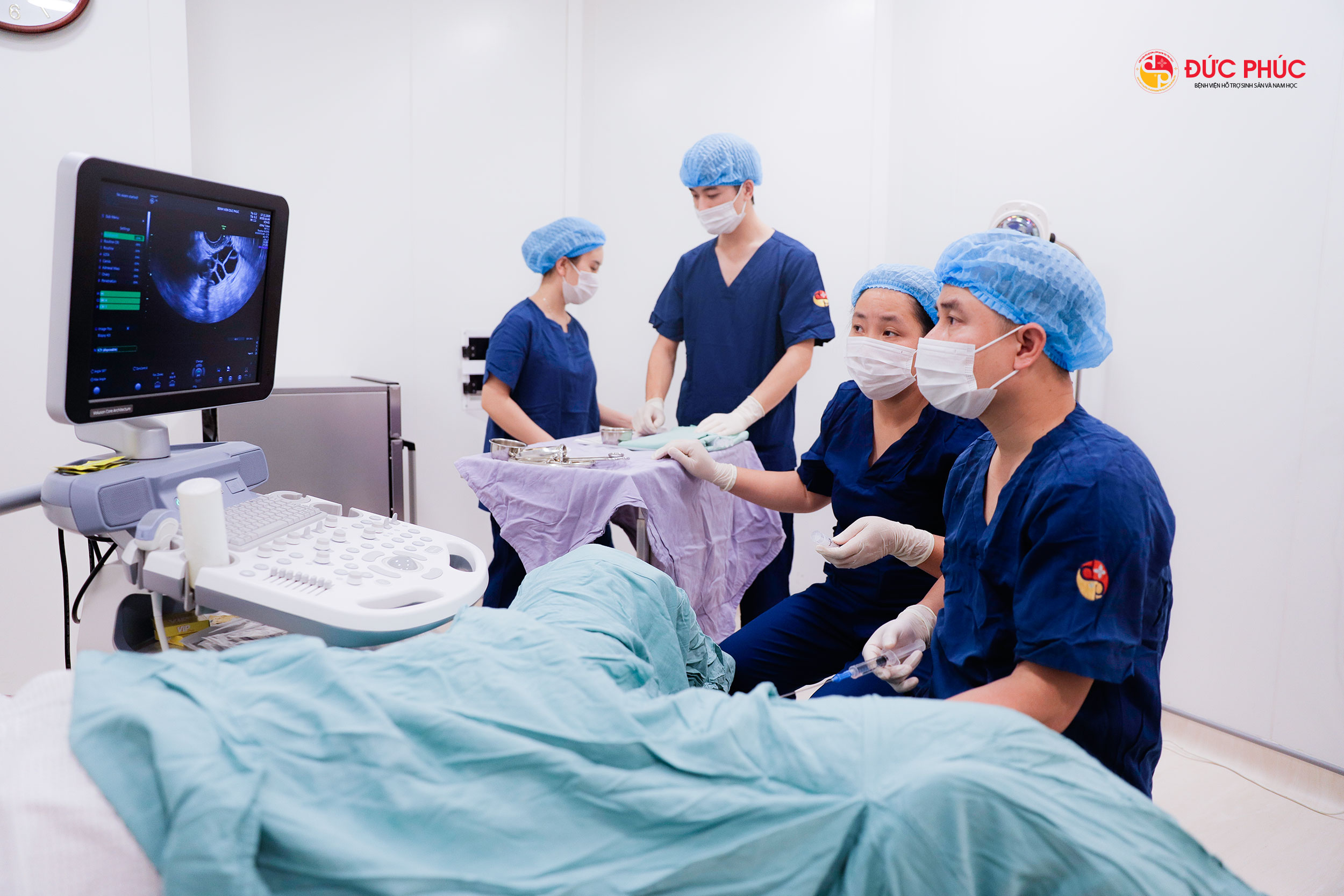 Các bác sĩ tại Bệnh viện Đức Phúc đang tiến hành chọc hút trứng