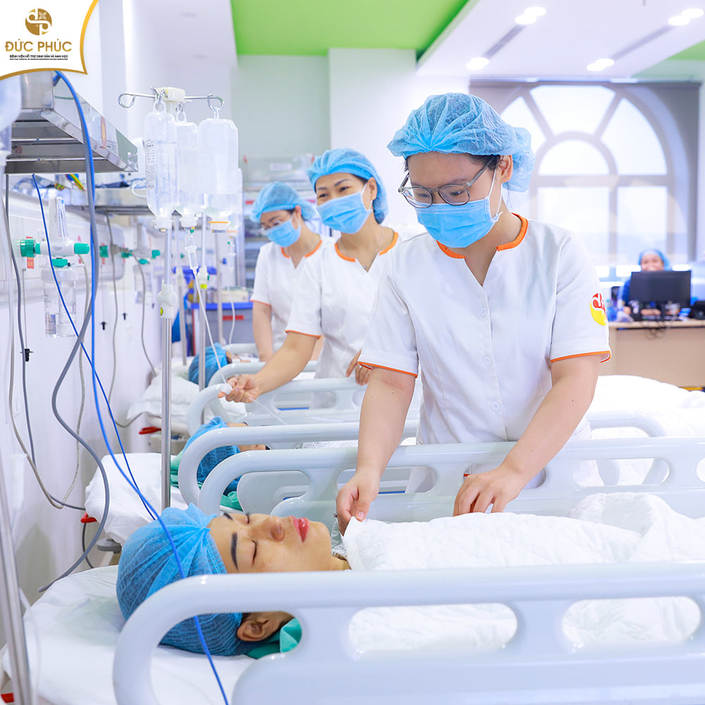 Đức Phúc xem bệnh nhân như những người thân yêu trong gia đình, ân cần chăm sóc từng chút một