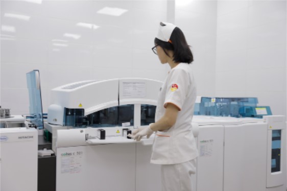 Phòng xét nghiệm trang bị đầy đủ thiết bị, máy móc tiên tiến, đảm bảo quy trình nhanh chóng, chính xác nhất