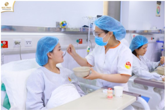 Đức Phúc xem bệnh nhân như những người thân yêu trong gia đình, ân cần chăm sóc từng chút một