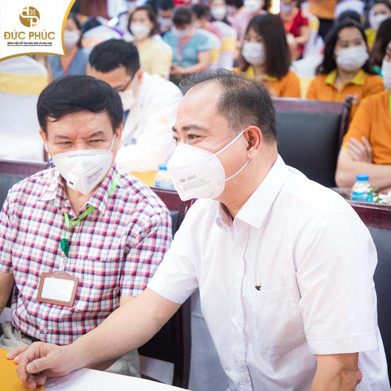 Ông Vũ Hoàng Nguyên Chủ tịch HĐQT chuỗi Bệnh viện Hỗ trợ sinh sản và Nam học Đức Phúc, Bệnh viện Phụ Sản An Thịnh và Bệnh viện Đa Khoa Hồng Phát trao đổi tại tọa đàm cùng PGS-TS Trần Đức Phấn
