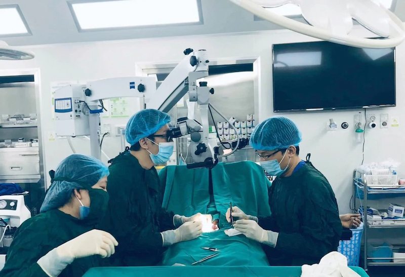 Nhiều trường hợp phải tiến hành phẫu thuật để cải thiện tinh trùng yếu