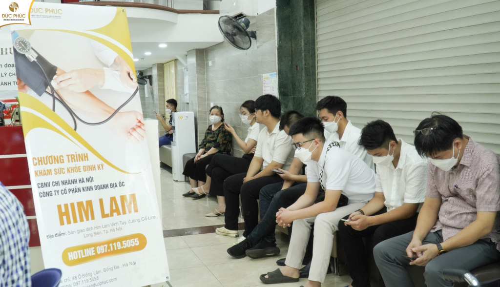 Từ sáng sớm, CBNV Công ty Cổ phần Kinh doanh Địa ốc Him Lam đã xếp hàng lấy phiếu khám