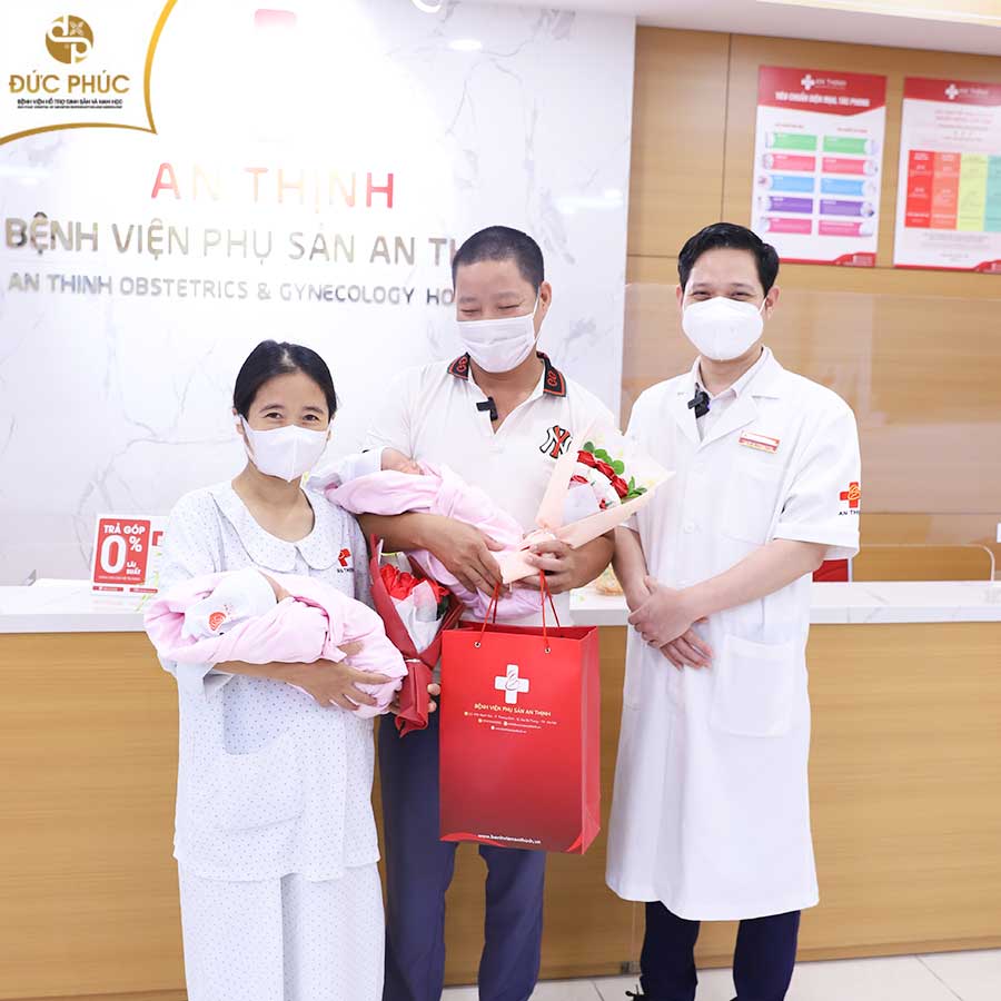Gia đình chị Diên vui mừng đón mẹ tròn con vuông tại cơ sở hai của Bệnh viện Đức Phúc
