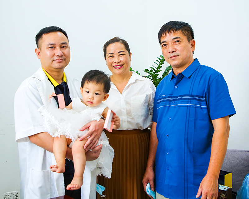 Hình ảnh anh Thủy chị Xuân đến thăm bác sĩ tại Bệnh viện Đức Phúc