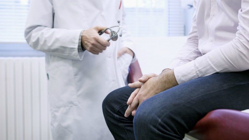 Nam giới nên thăm khám và tuân thủ theo hướng dẫn của bác sĩ để bệnh nhanh khỏi