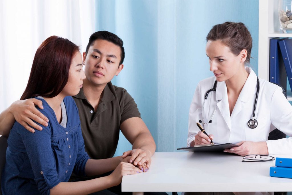Các cặp vợ chồng vô sinh, hiếm muộn nên được khám và tư vấn về di truyền trước khi mang thai