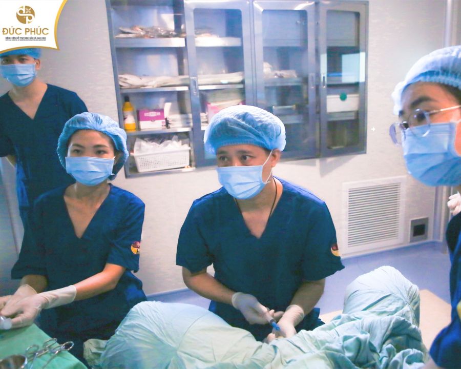 Các bác sĩ đang thực hiện chọc hút trứng cho bệnh nhân