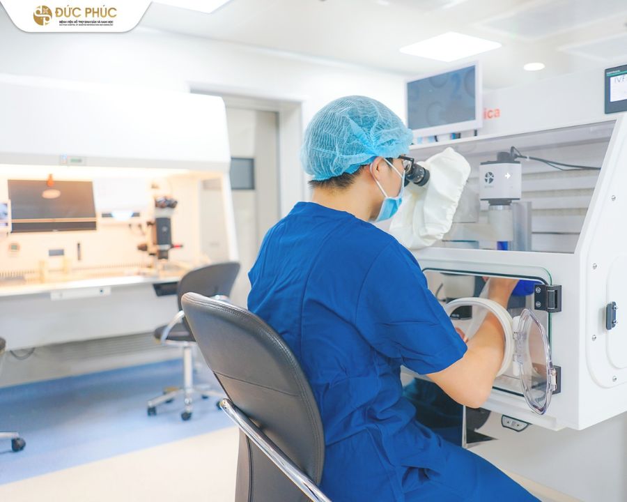 Bác sí có những xét nghiệm để đánh giá hiệu quả trong quá trình thụ tinh ống nghiệm IVF