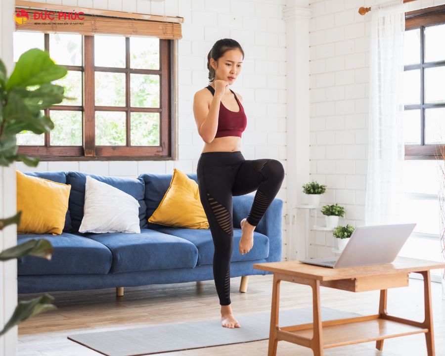 Nên vận động và thể dục một cách nhẹ nhàng và giữ tinh thần thoải mái