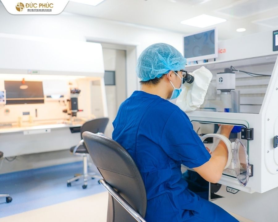 Bác sĩ tại bệnh viện Đức Phúc thực hiện các kỹ thuật phức tạp trong quá trình IVF