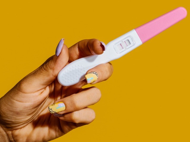 Mẹ cũng không nên thử thai sớm vì khi đó lượng hCG trong máu và nước tiểu chưa đủ cao gây hiện tượng âm tính giả