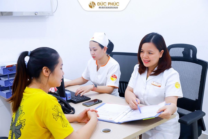 Thai yếu tố nguy cơ như tiền sử sinh non, bác sĩ có thể khuyến nghị thực hiện khâu eo cổ tử cung.
