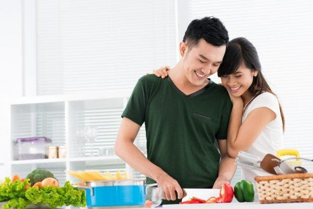 Cởi mở chia sẻ cảm xúc với bạn đời, gia đình hoặc bạn bè thân thiết