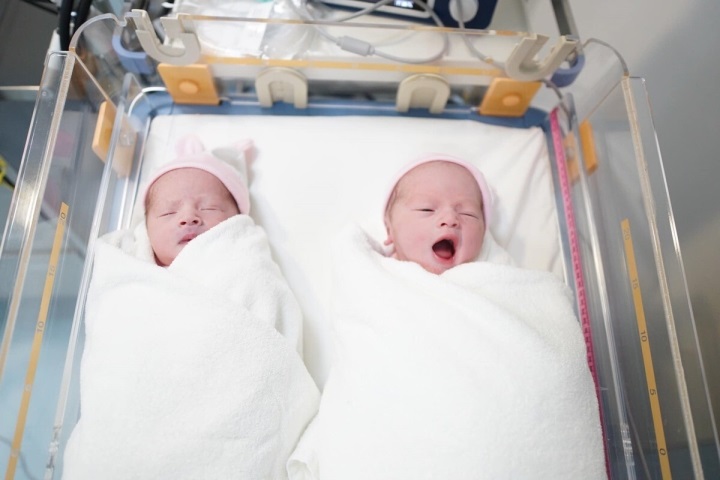 Việc mang thai đôi nhờ thụ tinh ống nghiệm (IVF) mang lại nhiều lợi ích cho các cặp vợ chồng hiếm muộn