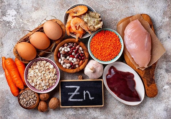 Thiếu hụt dưỡng chất hoặc dư thừa các vi chất như kẽm, selen có thể ảnh hưởng đến quá trình tạo tinh